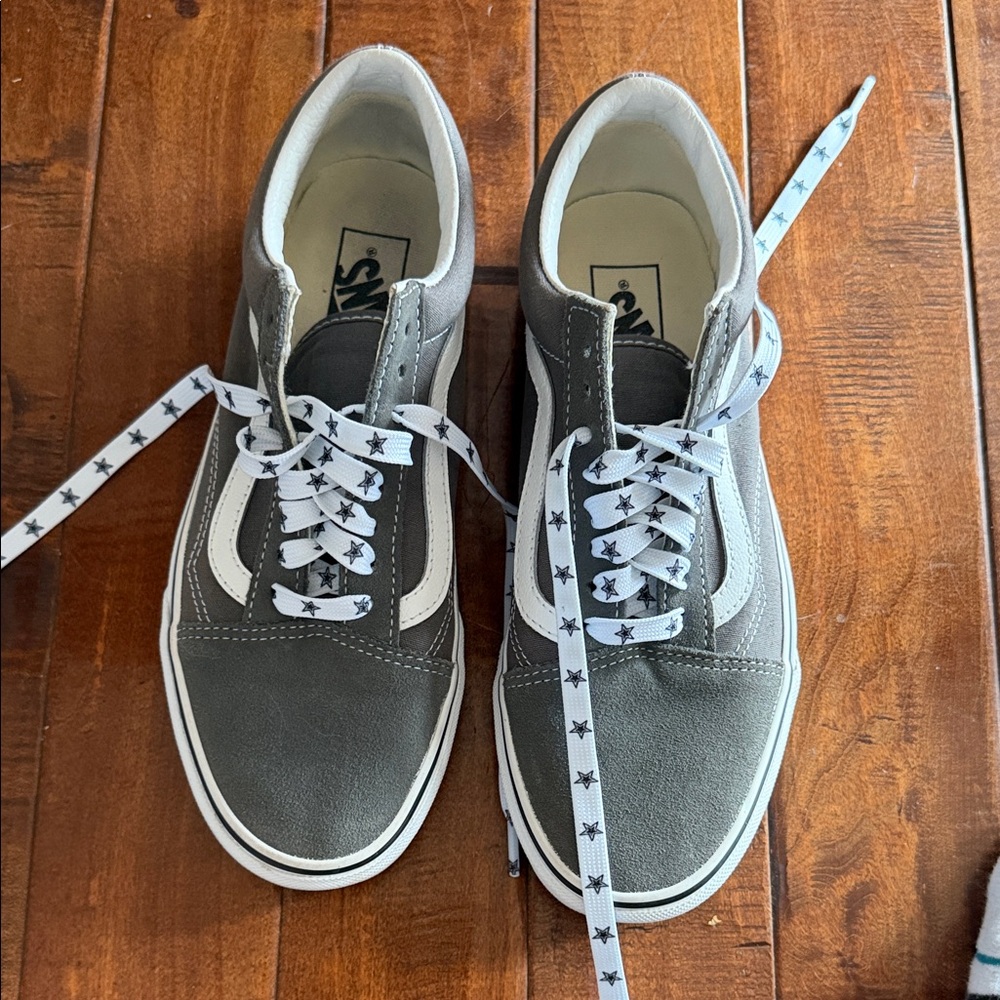 Women’s 9 Vans Old Skool Skate Shoe in Grey and White - Picture 2 of 8